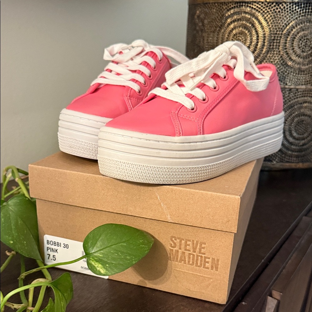 Steve Madden Bobbi30 Women's Pink and White Platform Sneakers